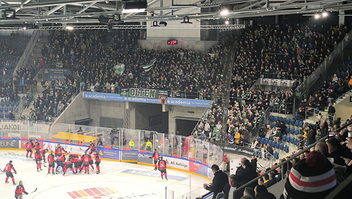 Blick in die gut gefüllte Fankurve des EHC Olten.