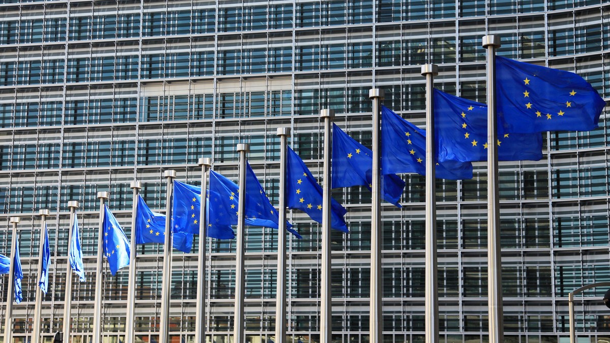 APA17433002-2 - 13032014 - WIEN - ÖSTERREICH: ZU APA-TEXT AI - THEMENBILD: Illustration zum Thema EU / EU-Wahl. EU-Fahnen vor dem Gebäude der Europäischen Kommission in Brüssel aufgenommen am 14. Juni ...