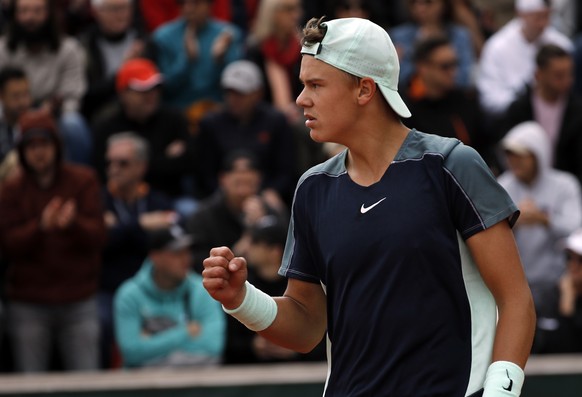 epa09971386 Holger Rune of Denmark plays Denis Shapovalov of Canada in their men?s first round match during the French Open tennis tournament at Roland ?Garros in Paris, France, 24 May 2022. EPA/CHRIS ...