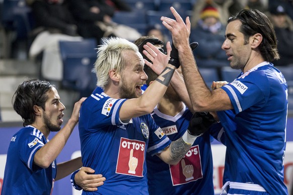 Luzerns Jahmir Hyka, Torschuetze Markus Neumayr, und Luzerns Tomislav Puljic, von links, freuen sich nach dem ersten Tor waehrend dem Fussball Meisterschaftsspiel der Super League zwischen dem FC Luze ...