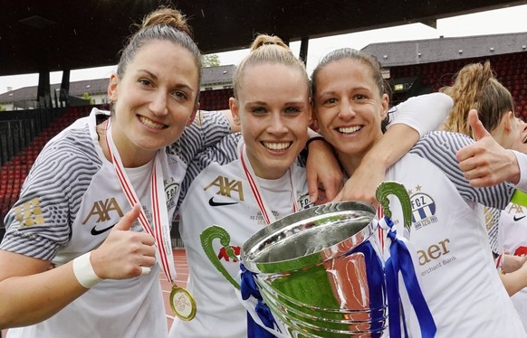 Foto Manuel Geisser 30.04 2022 Stadion Letzigrund Fussball Frauen Cupfinal FC Zuerich - Grasshopper Club Zuerich 4:1 , Saison 2021/2022 Bild : 26 Laura Vetterlein,Riana Fischer (FC Zuerich) Tochter vo ...
