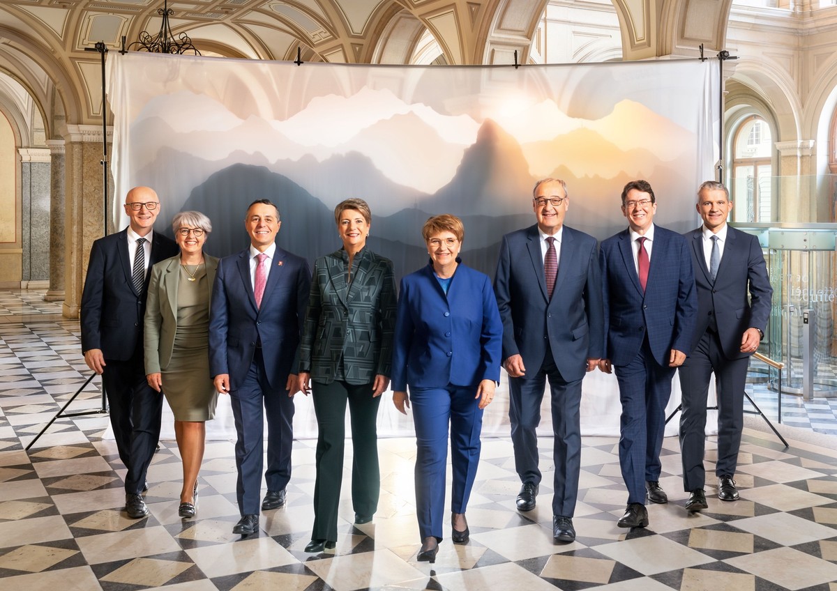 Das offizielle Bundesratsfoto 2024. Fotografiert im Bundeshaus Ost.Das Bildkonzept wurde entwickelt von der Fotografin Sina Guntern, dabei war das Motto wie folgt von der anstehenden Bundespräsidenti ...