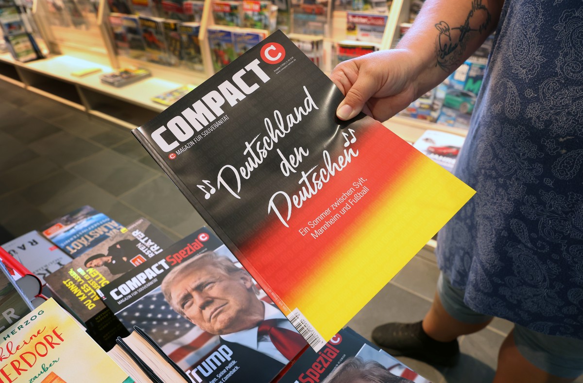 16.07.2024, Bayern, Kempten: Eine Mitarbeiterin einer Bahnhofsbuchhandlung h