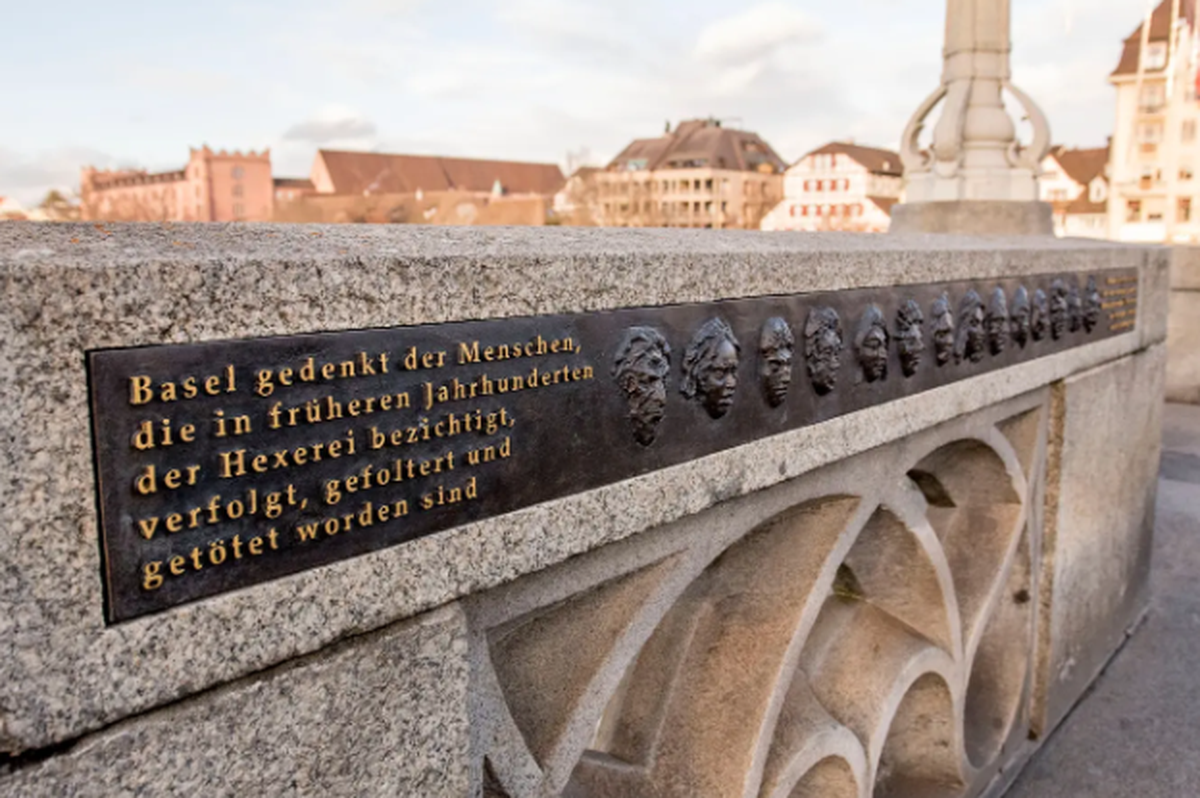 Mahntafel an der Mittleren Brücke in Basel (seit 2019), wo die Hexenverfolgung und Hexenermordung bis ins 17. Jahrhundert durchgeführt wurde.