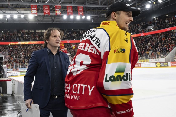Biels Torhueter Joren van Pottelberghe, rechts, und Trainer Martin Steinegger freuen sich ueber das Weiterkommen im zweiten Eishockey Play In Spiel der National League zwischen dem EHC Biel und Genf S ...