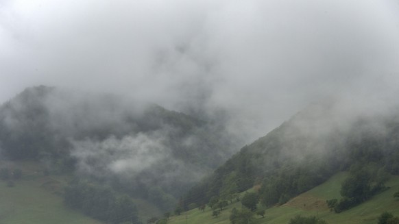 Vorgeschmack auf den Herbst? Dicke Wolken um die Landschaft bei Grindel, Solothurn