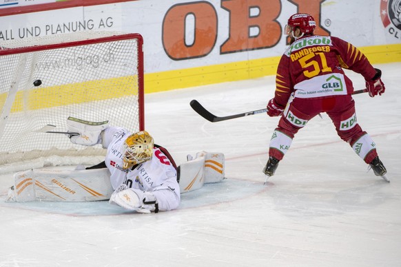 Tigers Flurin Randegger, rechts, bezwingt Luganos Goalie Elvis Merzlikins beim Penaltyschiessen, zum 3:2, waehrend dem Meisterschaftsspiel der National League, zwischen den SCL Tigers und dem HC Lugan ...