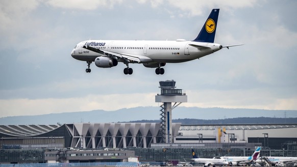 Lufthansa Airbus A321, D-AISV, im Anflug auf den Flughafen Frankfurt am Main, Tower der Deutschen Flugsicherung, FRA, Hessen, Deutschland, Flughafen Frankfurt
