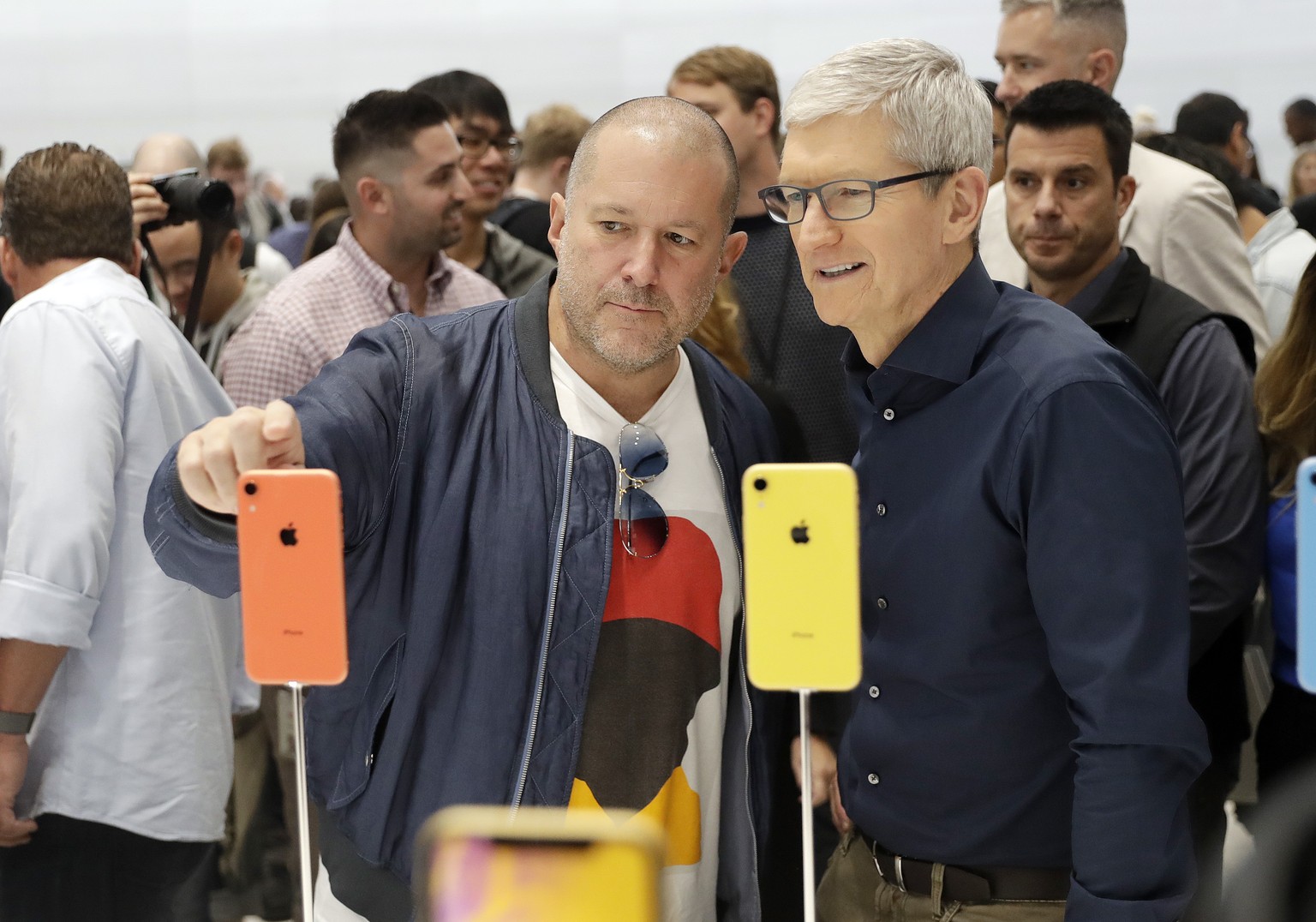 Es gibt bunte neue iPhones. Apples Design-Guru Jony Ive (links) ist «schuld».