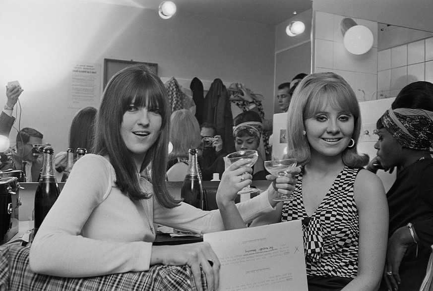British broadcaster and journalist Cathy McGowan (left) and Scottish singer Lulu at the &#039;Ready Steady Go!&#039; New Year party, January 1966. (Photo by Express/Hulton Archive/Getty Images)