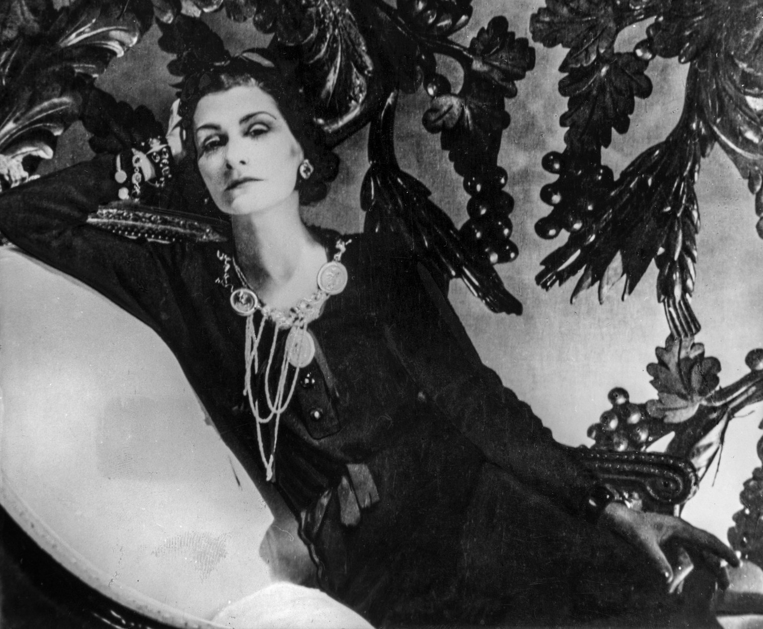Die franzoesische Modeschoepferin Coco Chanel posiert in ihrem Atelier an der rue Cambon in Paris auf einer Chaiselongue, in der linken Hand eine Zigartette haltend, undatierte Aufnahme aus den zwanzi ...