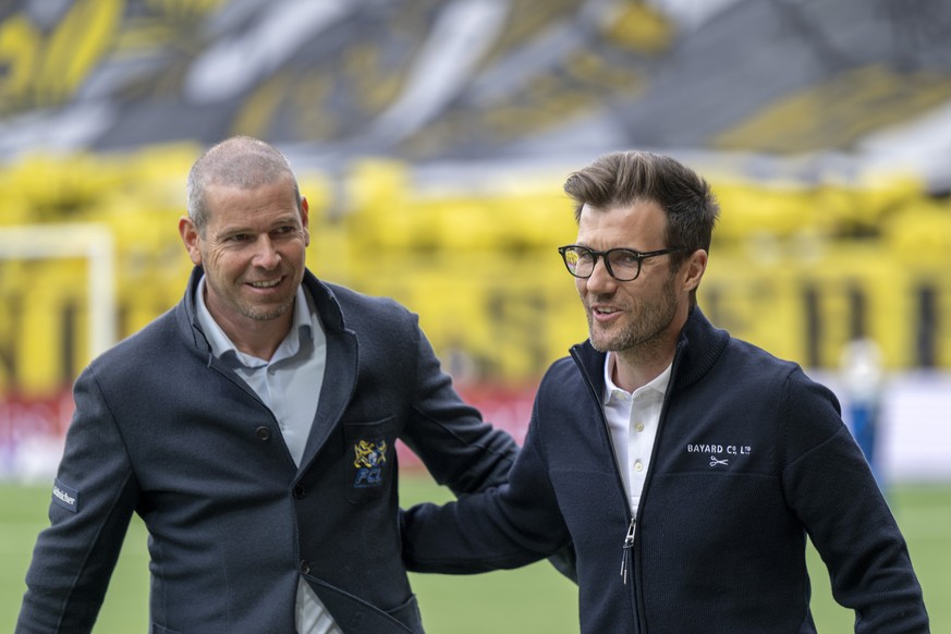 Luzerns Trainer Mario Frick, links, und YBs Trainer Raphael Wicky, rechts, begruessen sich vor dem Fussball Meisterschaftsspiel der Super League zwischen dem BSC Young Boys und dem FC Luzern im Stadio ...