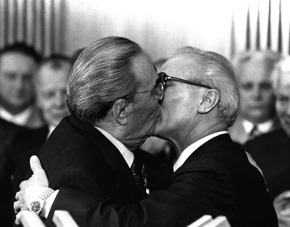 DDR HONECKER BRESCHNEW
Mit einem Bruderkuss bedankt sich hier der sowjetische Staats- und Parteichef Leonid Breschnew (links) bei dem DDR- Staatsratsvorsitzenden und Parteichef Erich Honecker fuer die ...