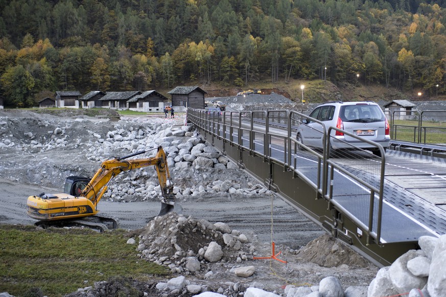 Dorfbewohner ueberqueren die Notbruecke nach Bondo, am Samstag, 14. Oktober 2017, in Bondo. Am 23. August war ein Bergsturz am Piz Cengalo mit Murgaengen nach Bondo niedergegangen. Acht Wanderer gelte ...