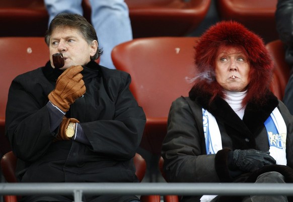 Ancillo Canepa, Praesident des FC Zuerich, und seine Frau Heliane goennen sich eine Rauchpause, im Sechzehntelfinal des Schweizer Cups zwischen dem FC Zuerich und dem FC Locarno, am Samstag, 17. Oktob ...