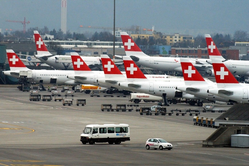 Flugzeuge von der Swiss parkieren am Donnerstag, 6. Maerz 2003, auf dem Rollfeld des Flughafens Zuerich Kloten. Wie heute anlaesslich einer Pressekonferenz der Flughafenbetreiberin Unique bekanntgegeb ...