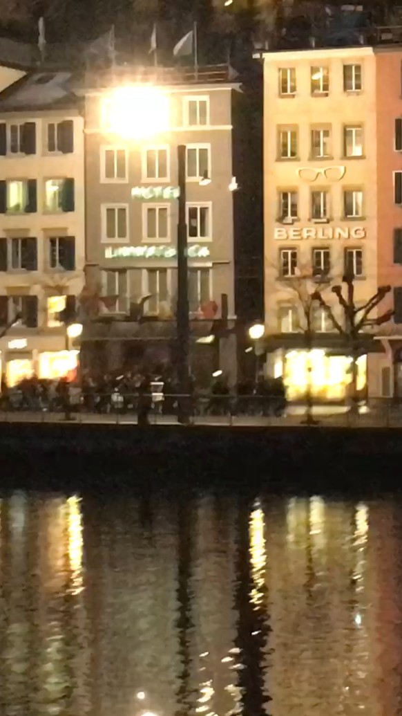Umzug von Linksautonomen im Zürcher Niederdorf am Samstagabend.