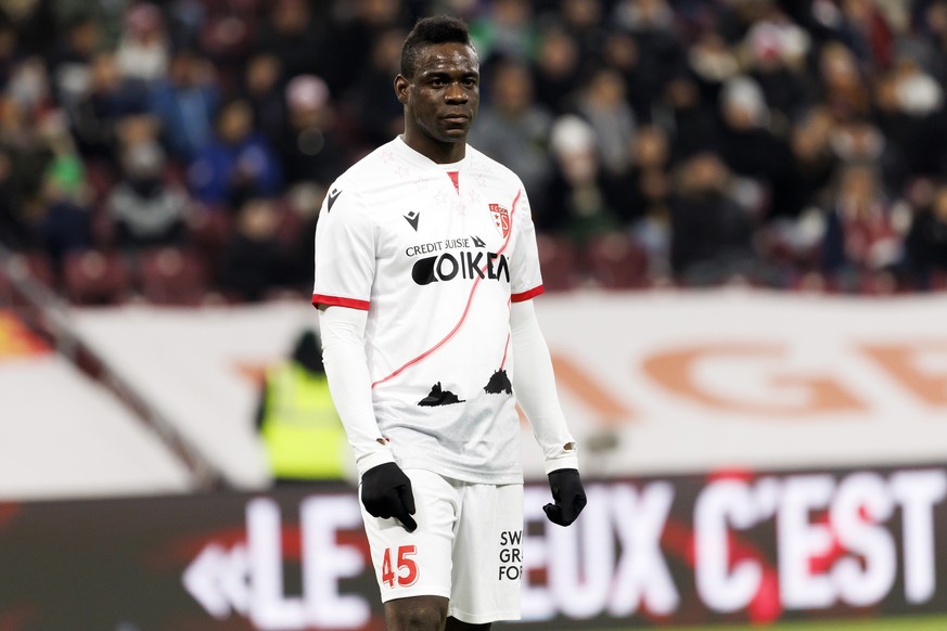 Sion&#039;s forward Mario Balotelli looks his teammates, during the Super League soccer match of Swiss Championship between Servette FC and FC Sion, at the Stade de Geneve stadium, in Geneva, Switzerl ...