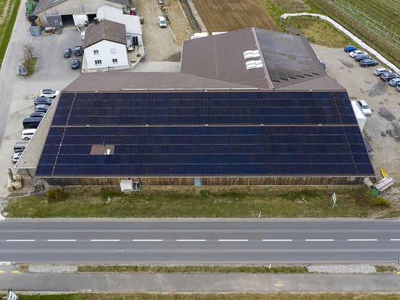 Photovoltaikanlagen auf Scheunendächern wie hier in Rafz (ZH) sollen eine höhere Einmalvergütung erhalten.