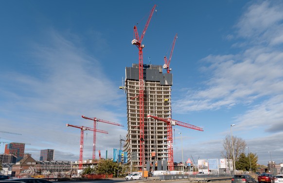 ARCHIV - 04.11.2023, Hamburg: Blick auf die Elbtower Baustelle. Die Signa Holding GmbH des