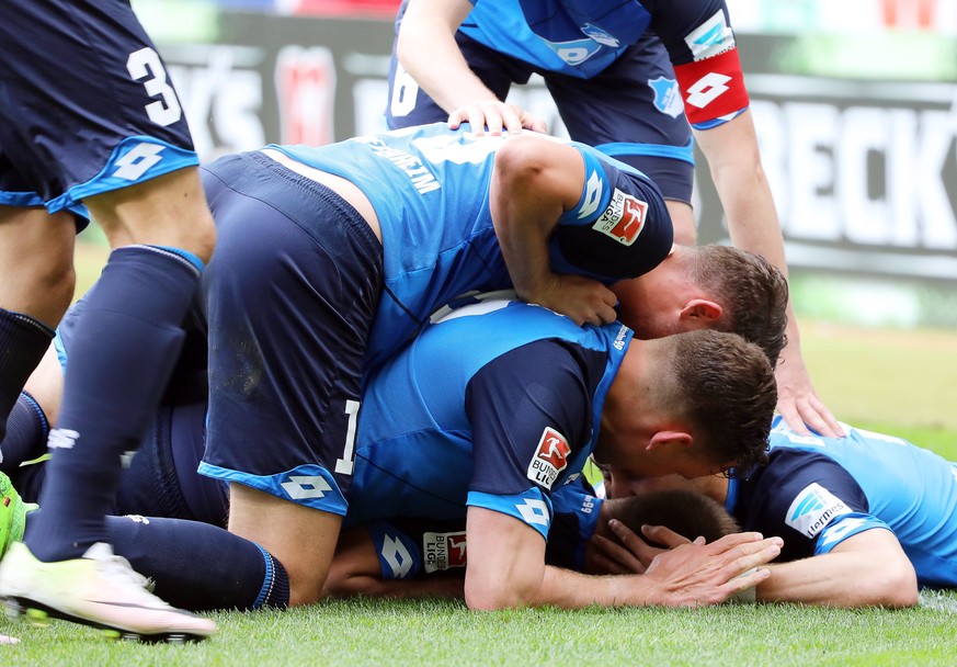 epa05961454 Hoffenheim players celebrate their 4-0 lead during the German Bundesliga soccer match between Werder Bremen and TSG 1899 Hoffenheim in Bremen, Germany, 13 May 2017. EPA/FOCKE STRANGMANN (E ...