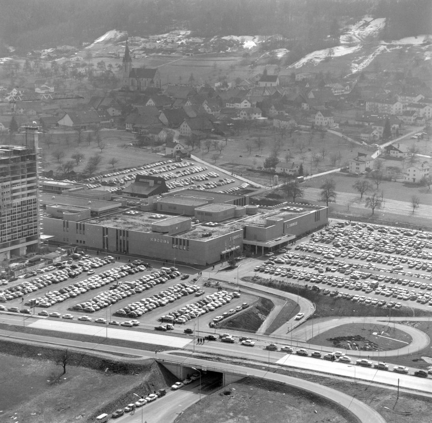 Der Parkplatz und das Shopping-Center von Spreitenbach, aufgenommen am 22. April 1970. (KEYSTONE/Ruedi Rohr)