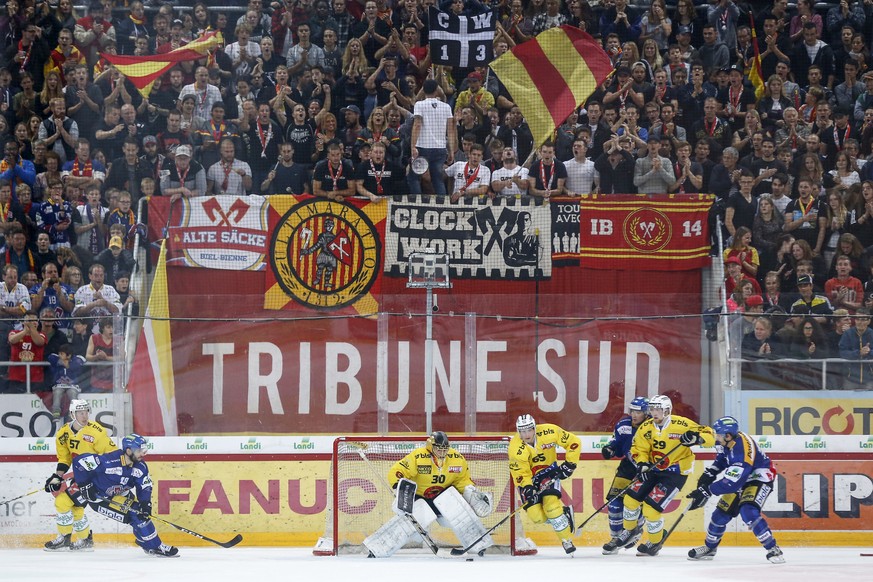 Die Bieler Fans verfolgen das Eishockey Meisterschaftsspiel der National League A zwischen dem EHC Biel und dem SC Bern, am Samstag, 24. September 2016, in der Tissot Arena in Biel. (KEYSTONE/Peter Kl ...