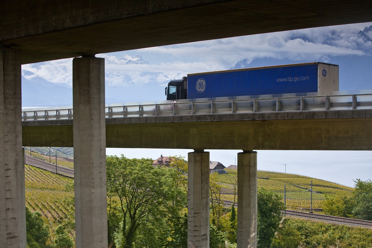 ARCHIVBILD ZUR MEDIENKONFERENZ DER ASTAG UND DES VERBANDES OEFFENTLICHER VERKEHR ZUM KABOTAGEVERBOT, AM DONNERSTAG, 3. MAI 2018 - A truck crosses a bridge of highway A9 in the Lavaux region near Pully ...