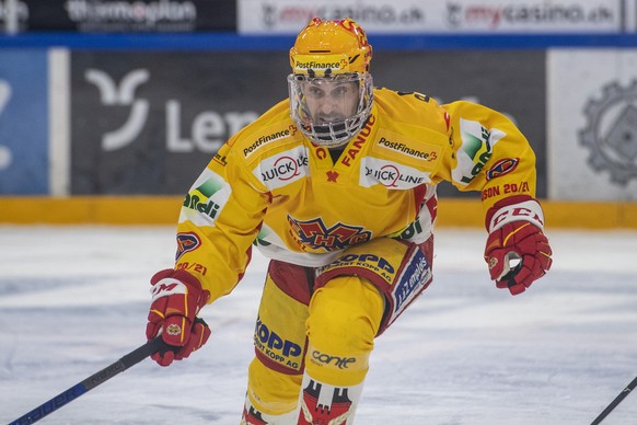 Luca Cunti von Biel beim Eishockey Meisterschaftsspiel in der Qualifikation der National League zwischen dem EV Zug und dem EHC Biel vom Montag, 5. April 2021 in Zug. (KEYSTONE/Urs Flueeler).