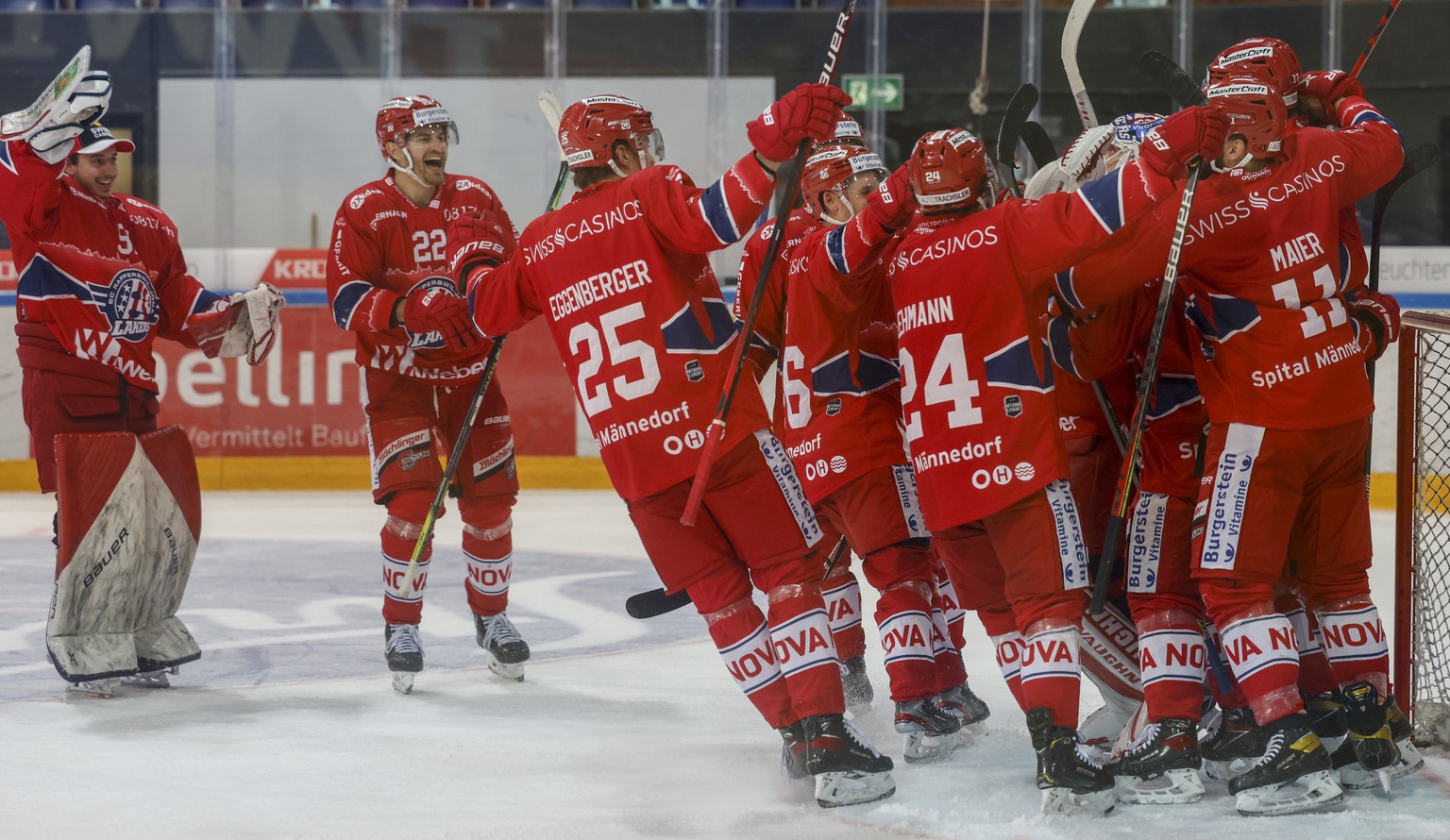 Rapperswil feiert den Einzug in die Playoffs nach dem 3:1 Sieg, beim Eishockey Pre-Playoff-Spiel der National League zwischen dem SC Rapperswil-Jona und dem EHC Biel, am Freitag, 9. April 2021, im Lid ...