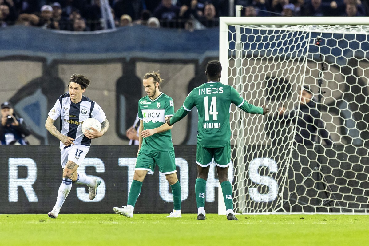 Steven Zuber (FCZ) (links) nach seinem Tor zum 1:2 im Fussball Meisterschaftsspiel der Swiss Super League zwischen FC Zuerich, FCZ, und FC Lausanne-Sport, LS, am Mittwoch, 2. April 2025 im Stadion Let ...