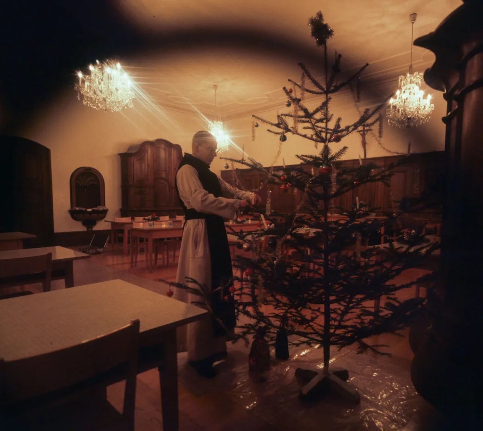 Ein Mönch schmückt einen Weihnachtsbaum im Kloster Hauterive (FR), 1977.
https://ba.e-pics.ethz.ch/#main-search-text=weihnachtsbaum&amp;main-search-mode=and&amp;detail-asset=b75d2e5f-d461-43fb-bcd0-7a ...