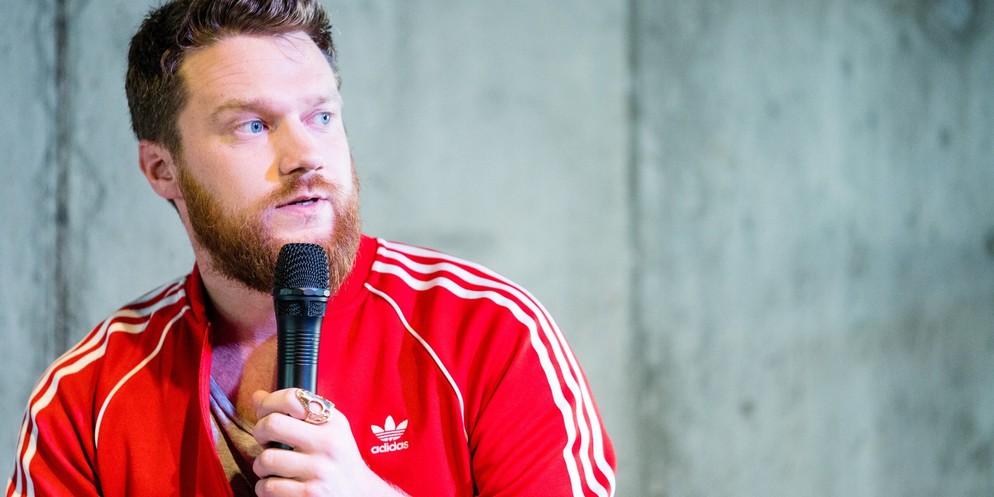 Simon Helbling ist Filmregisseur und Drehbuchautor.