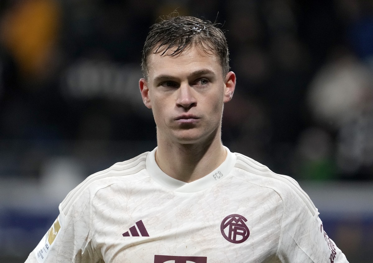 epa11019527 Munich's Joshua Kimmich looks to fans after losing the German Bundesliga soccer match between Eintracht Frankfurt and FC Bayern Munich in Frankfurt, Germany, 09 December 2023. EPA/RON ...