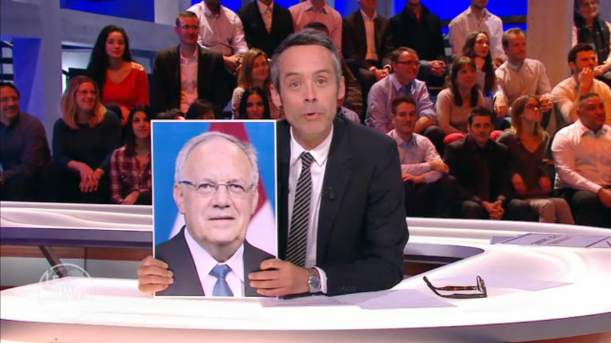 Moderator Yann Barthès macht sich in «Le Petit Journal» über Johann Schneider-Ammann lustig.