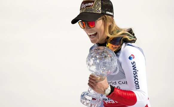 Lara Gut mit der Kristallkugel für die beste Super-G-Fahrerin in der Hand.