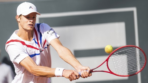 Yannick Hanfmann of Germany returns the ball during his 1st round tennis match against Gael Monfils of France at the ATP Tour German Open in Hamburg, Germany, Tuesday, Sept. 22, 2020. (Daniel Bockwold ...