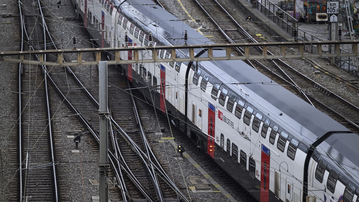 Ein Zug der SBB bei der Einfahrt in den Bahnhof Bern, fotografiert am Donnerstag, 30. Januar 2025. (KEYSTONE/Christian Beutler)