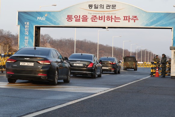 epaselect epa06425834 A motorcade carrying South Korea delegates, including South Korean chief delegate Cho Myoung-Gyon, transits the Tongil bridge to enter the truce village of Panmunjom ahead of hig ...