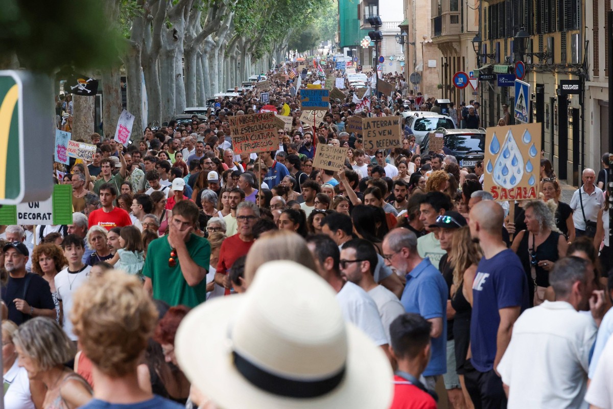 Protest Against Overtourism in Palma de Mallorca: Dozens of people took part in a protest against overtourism on July 26, 2026, in Palma de Mallorca, Balearic Islands, Spain. The Menys Turisme, Més Vi ...