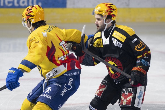 PostFinance Top Scorer Emil Bemstroem (SCB), rechts, im Duell mit PostFinance Top Scorer Matej Stransky (HCD) im Eishockey Spiel der National League zwischen dem SC Bern und dem HC Davos, am Freitag,  ...