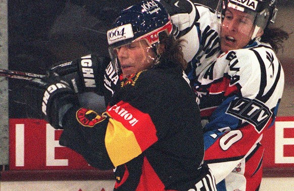 Der Berner Martin Rauch (links) versucht am Sonntag 4. Januar 1998, im Spiel ZSC Lions- SC Bern, den Zuercher Michel Zeiter an der Bande abzublocken. (KEYSTONE/Michele Limina)