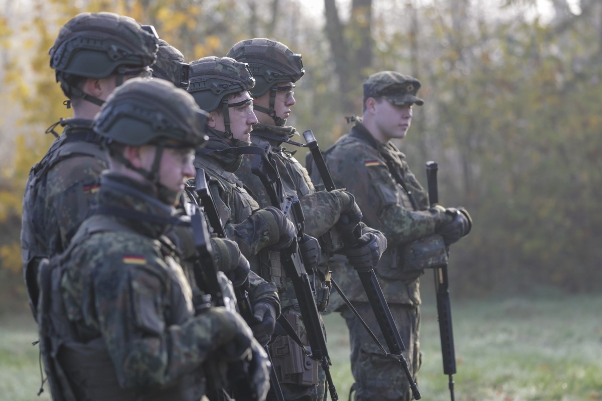 epa12515829 Soldiers take part in weapons training during a visit by German Defense Minister Pistorius at the Home Guard Regiment 2 (Heimatschutzregiment 2) in Muenster, Germany, 10 November 2025. Pis ...