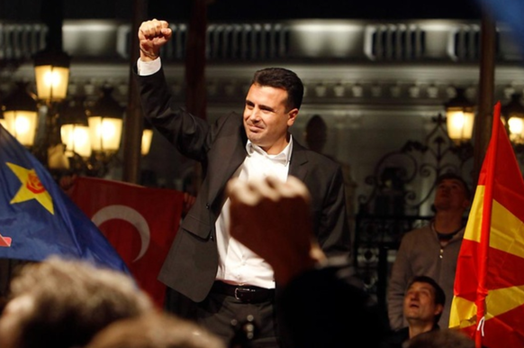 Auch er will gewonnen haben: Zoran Zaev, Oppositionsführer in Mazedonien, jubelt vor Anhängern seiner Partei.
KEYSTONE/AP/BORIS GRDANOSKI