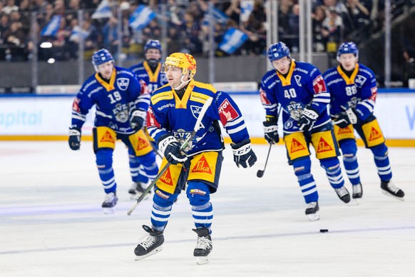 EV Zugs PostFinance Top Scorer Lino Martschini, Mitte, bejubelt sein Tor zum 2:1 im Eishockey Playoff Viertelfinalspiel der National League zwischen dem EV Zug und dem SC Bern am Sonntag, 17. Maerz 20 ...