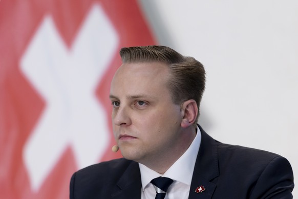 Nils Fiechter, Praesident JSVP, spricht waehrend der Delegiertenversammlung der Schweizerischen Volkspartei SVP am Samstag, den 16. August 2025, in der BBC Arena in Schaffhausen. (KEYSTONE/Christian M ...