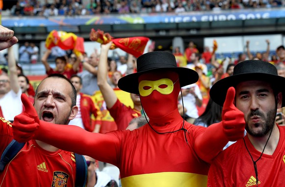 epa05394439 Spain supporters before the UEFA EURO 2016 round of 16 match between Italy and Spain at Stade de France in St. Denis, France, 27 June 2016. 

(RESTRICTIONS APPLY: For editorial news repo ...