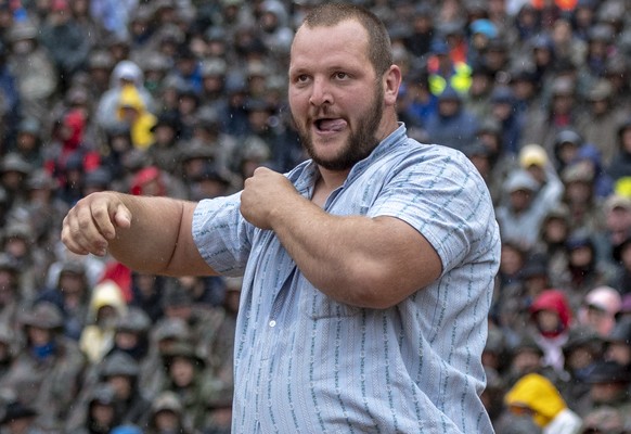 Sven Schurtenberger im 1. Gang beim traditionellen Bruenig Schwinget vom Sonntag, 28. Juli 2019, auf dem Bruenig Pass. (KEYSTONE/Urs Flueeler)