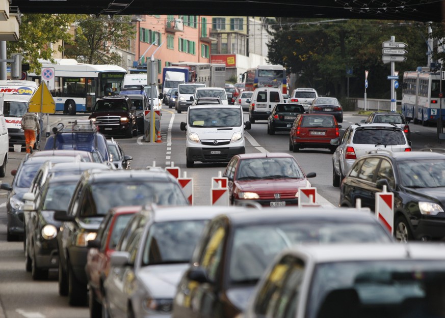 ARCHIV - ZUR STRASSENLAERM-THEMATIK STELLEN WIR IHNEN FOLGENDES BILDMATERIAL ZUR VERFUEGUNG -Stockender Verkehr auf der Rosengartenstrasse am Montag, 5. Oktober 2009, in Zuerich. (KEYSTONE/Steffen Sch ...