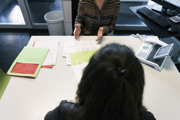 ARCHIV  ZUR UEBERDURCHSCHNITTLICHEN ZUNAHME DER SOZIALFAELLE IN DER SCHWEIZ STELLEN WIR IHNEN FOLGENDES BILDMATERIAL ZUR VERFUEGUNG - A consultation meeting in an office of the social center Albisrie ...